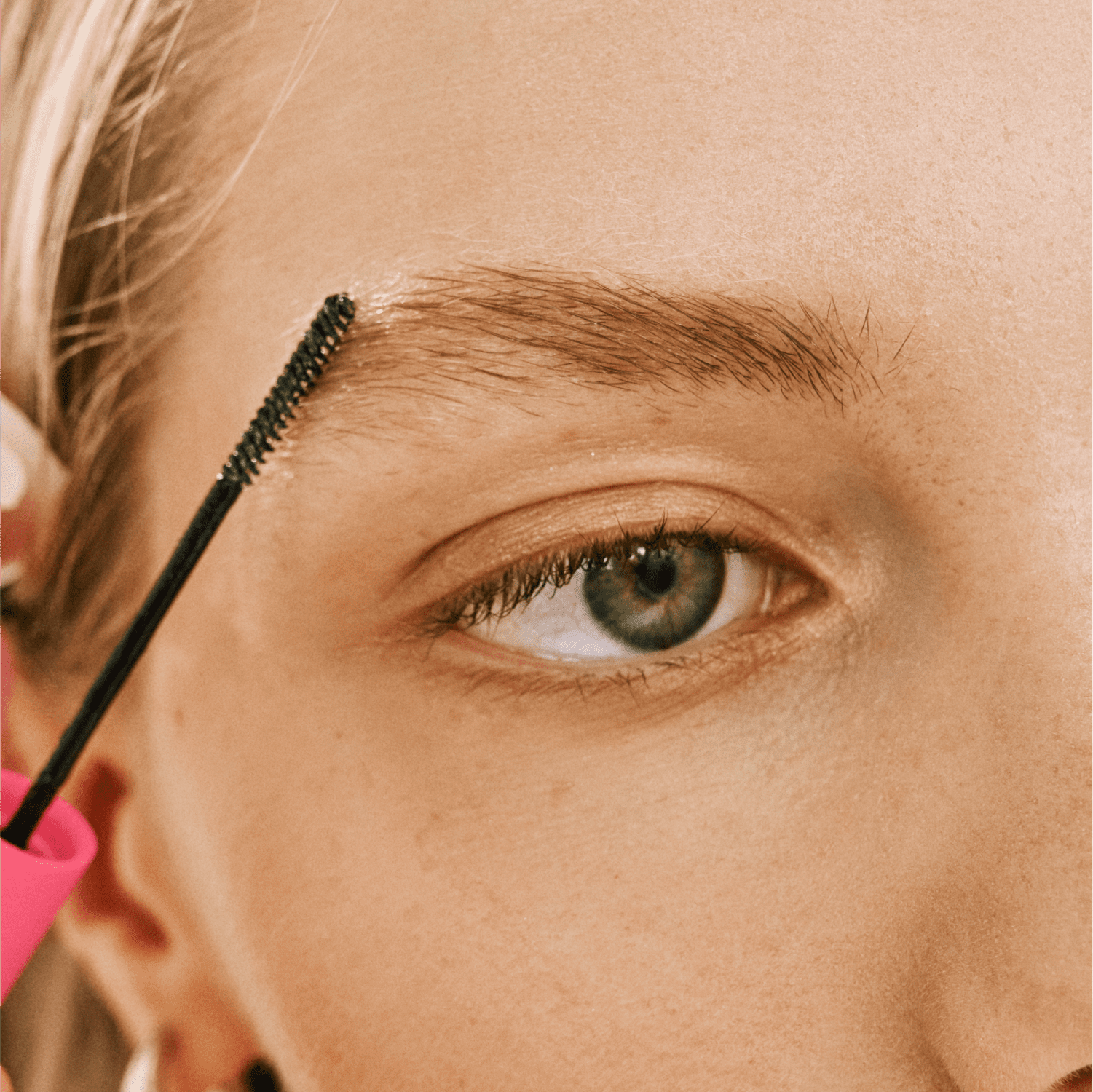 Model applying Pusy beauty Super Fix Brow Gel 2.0 for 48h extreme hold - Pusy beauty